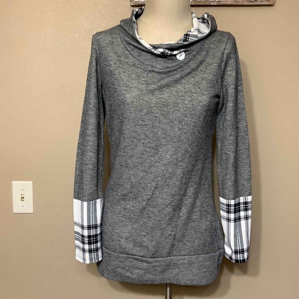 22nd by Binee Gray Sweatshirt